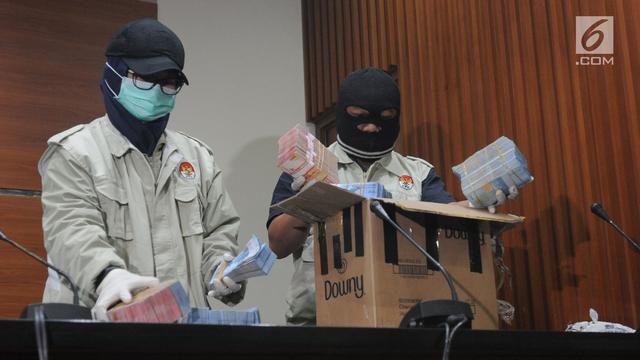 FOTO: OTT Bupati Lampung Tengah, KPK Tunjukan Uang Suap Rp 1 Miliar