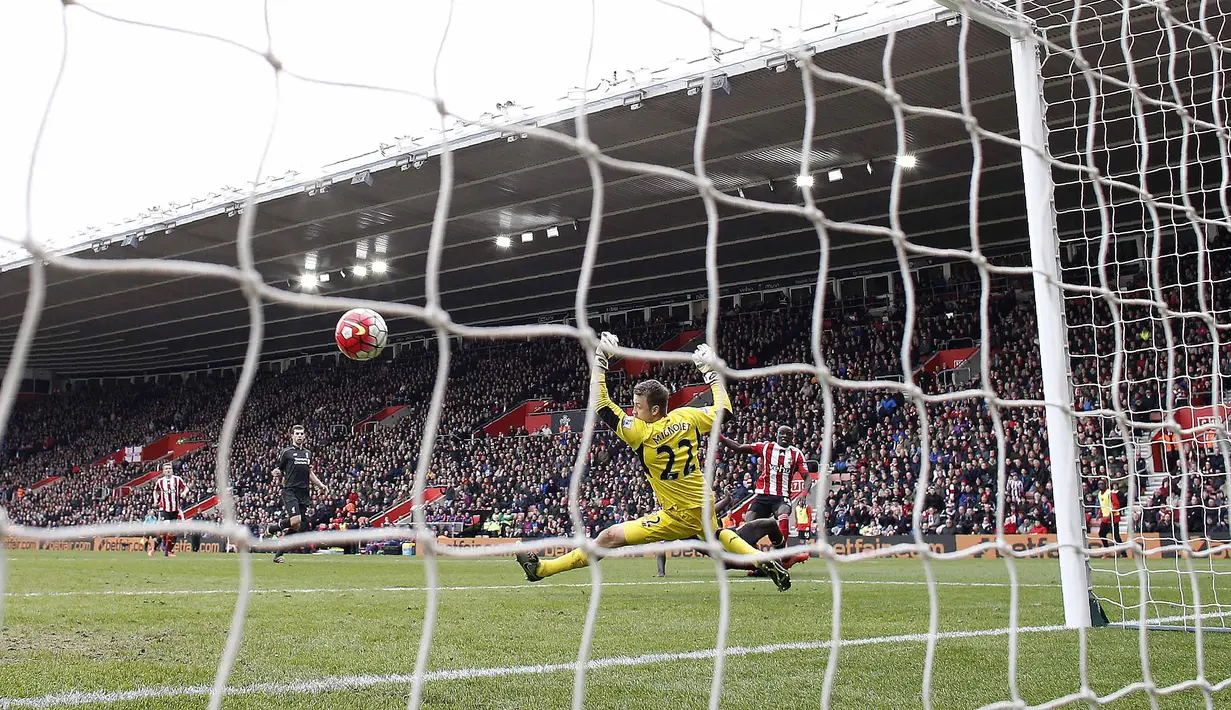 Kiper Liverpool, Simon Mignolet gagal menghalau bola sepakan pemain Southampton, Sadio Mane (kanan) pada lanjutan liga Inggris pekan ke-31 di Stadion St Mary, Southampton, Minggu (20/3/2016) WIB. (AFP/Adrian Dennis)