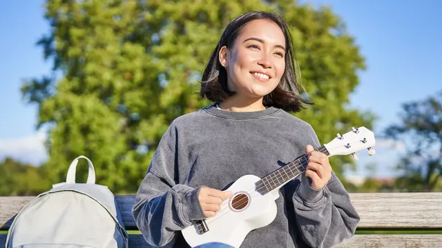 tertawa tersenyum cantik ukulele main musik