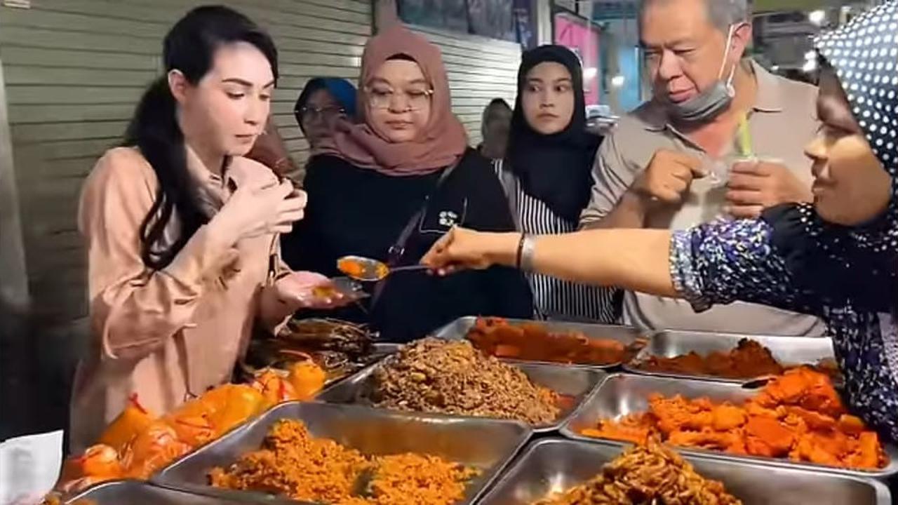 Potret Arumi Bachsin Blusukan ke Pasar Cari Makanan, Senyum Manis saat Diserbu Warga Buat Minta Foto Bareng
