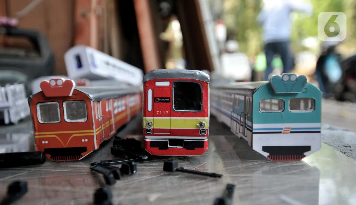 Miniatur kereta api terlihat di kawasan Manggarai, Jakarta, Kamis (21/11/2019). Kereta api buatan Iskandar ini telah menembus pasar hingga luar jawa, bahkan Singapura dan Brunei dengan omzet mencapai Rp22 juta per bulan. (merdeka.com/Iqbal S. Nugroho)