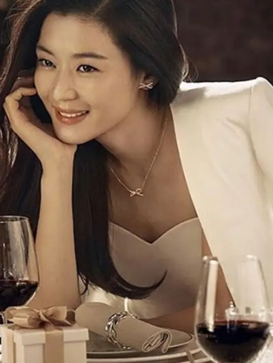 Sebagai cameo, Cha Tae Hyun berperan sebagai penipu yang lucu yang mencoba memanfaatkan Jun Ji Hyun yang tidak biasa dengan kehidupan modern. (Instagram/Junjihyunofficial)