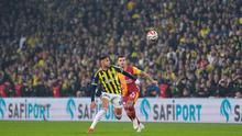 Pemain Fenerbahce, Youssef En-Nesyri (kiri) berebut bola dengan pemain Galatasaray, Abdulkerim Bardakci dalam laga lanjutan Liga Super Turki 2025/2026 antara Fenerbahce melawan Galatasaray di Chobani Stadium, Istanbul, Turki, Senin (01/12/2025) waktu setempat. (AP Photo/Khalil Hamra)