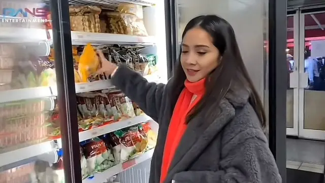 Nagita Slavina sedang memilah bahan makanan di supermareket London