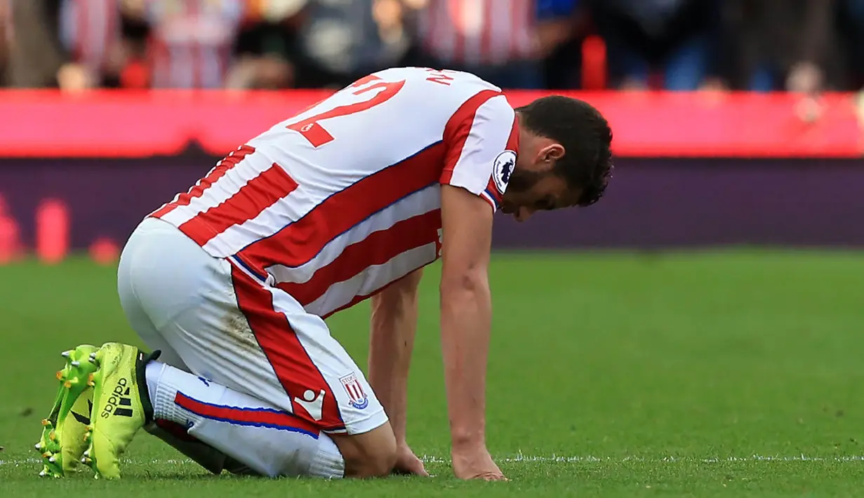Gelendang Stoke City, Ramadan Sobhi, tampak lesu usai kalah dari Chelsea pada laga Premier League, di Stadion Bet365, Sabtu (23/9/2017). Chelsea menang 4-0 atas Stoke City. (AFP/Lindsey Parnaby)
