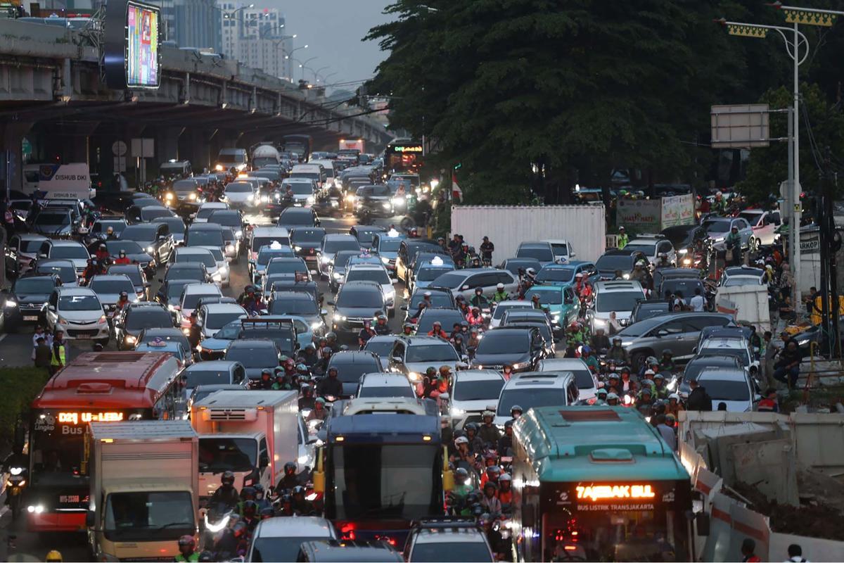FOTO: Macet Horor di TB Simatupang, Gubernur DKI Ultimatum Proyek Galian Rampung Oktober