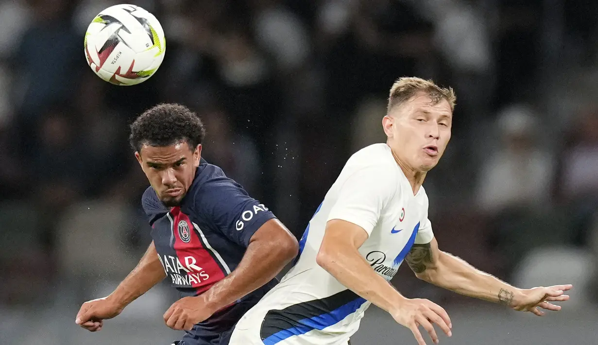 Pemain Paris Saint-Germain, Warren Zaire-Emery (kiri) berebut bola dengan pemain Inter Milan, Nicolo Barella saat laga uji coba pramusim di Japan National Stadium, Tokyo, Jepang, Selasa (01/08/2023). (AP Photo/Hiro Komae)