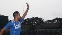 Zulham Zamrun diresmikan jadi pemain Persib Bandung dalam launching tim di Stadion Siliwangi, Sabtu (23/4/2016). (Bola.com/Permana Kusumadijaya)
