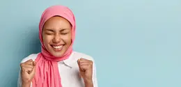 Tetap sehat dan kuat meski tertutup hijab? Siapa takut! Yuk, ikuti beberapa tips perawatan rambut berhijab di bawah ini. (Sumber: Freepik/wayhomestudio).