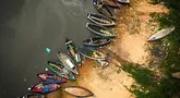 Perahu-perahu nelayan berada di tepi Sungai Paraguay di Mariano Roque Alonso, Paraguay, Senin, 9 September 2024. (AP Photo/Jorge Saenz)