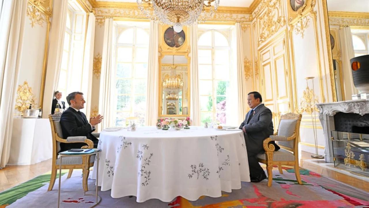 Seskab Teddy Bocorkan Isi Pertemuan 4 Mata Prabowo-Presiden Macron di Istana Élysée