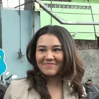 Anak Reza Artamevia, Aaliyah Massaid berteman baik dengan putri Aa Gatot Brajamusti yang bernama Suci Patia.