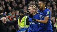 Selebrasi gelandang Chelsea, Mykhaylo Mudryk (kiri) bersama rekannya, Christopher Nkunku setelah mencetak gol penyeimbang 1-1 ke gawang Newcastle United pada laga perempatfinal Carabao Cup 2023/2024 di Stamford Bridge, London, Rabu (20/12/2023) dini hari WIB. (AP Photo/Kirsty Wigglesworth)