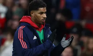 Striker Manchester United asal Inggris bernomor punggung 10, Marcus Rashford, bertepuk tangan kepada para penggemar setelah pertandingan Liga Primer Inggris antara Manchester United dan Newcastle United di Old Trafford di Manchester, Inggris barat laut, pada&nbsp;31 Desember 2024. Newcastle memenangkan pertandingan dengan skor 2-0. (Darren Staples/AFP)