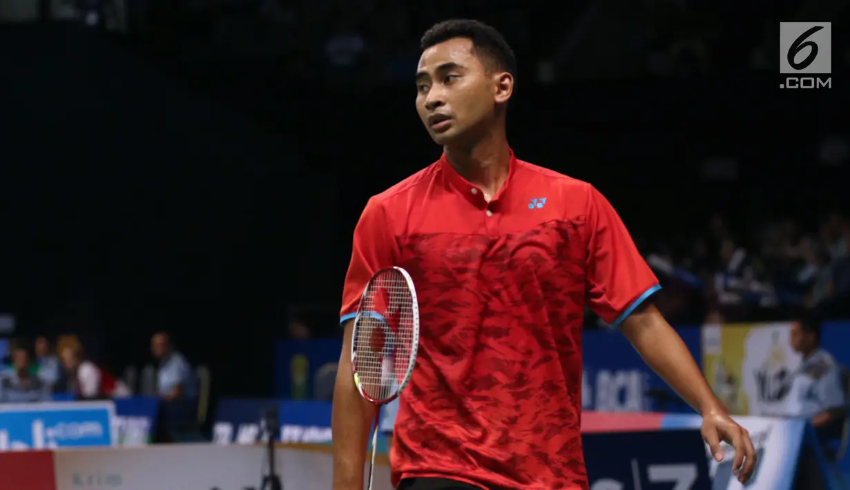 Tunggal Putra Indonesia, Tommy Sugiarto berjalan saat laga melawan Lee Chong Wei (Malaysia) di putaran pertama Indonesia Open 2017, Jakarta, Rabu (14/6). Tommy kalah 21-13, 10-21, 18-21. (Liputan6.com/Helmi Fithriansyah)