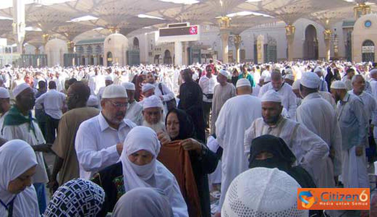 Citizen6, Arab Saudi: Suasana usai sholat Jumat di masjid Nabawi, Kota Madinah yang dipenuhi oleh para Haji. (Pengirim: Aribowo)