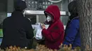 Warga mengantre untuk membeli obat flu dan demam di apotek di Beijing, Minggu (11/12/2022).  Sejumlah kota besar mulai membatalkan kendali antivirus dari kebijakan nol-Covid negara tersebut sejak pekan lalu karena protes massa. (AP Photo/Andy Wong)