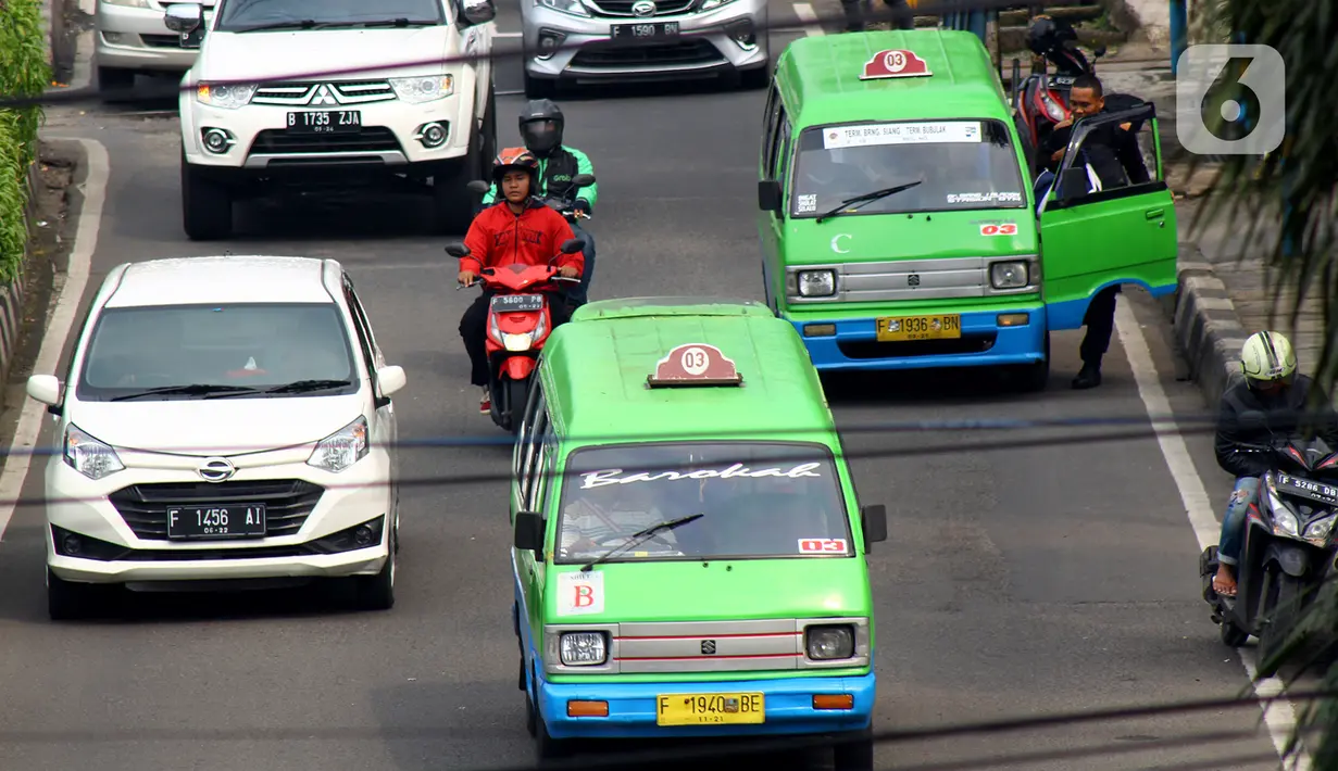 Sejumlah angkutan kota (angkot) berhenti di bahu jalan, Bogor, Jawa Barat, Selasa (28/1/2020). Masih banyaknya angkot yang menaikkan dan menurunkan penumpang tidak pada tempatnya mengakibatkan lalu lintas semrawut. (merdeka.com/Magang/Muhammad Fayyadh)