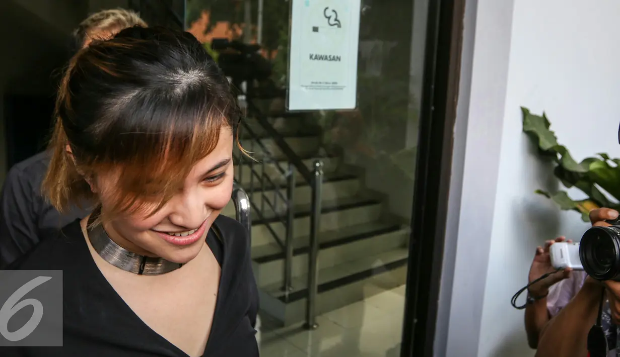 Marshanda berjalan keluar usai menjenguk ayahnya, Irwan Yusuf di Panti Sosial Bina Insani 2, Cipayung, Jakarta Timur, Senin (28/3). Irwan dirazia petugas Sudin Sosial Jakarta Selatan saat sedang mengemis. (Liputan6.com/Yoppy Renato)