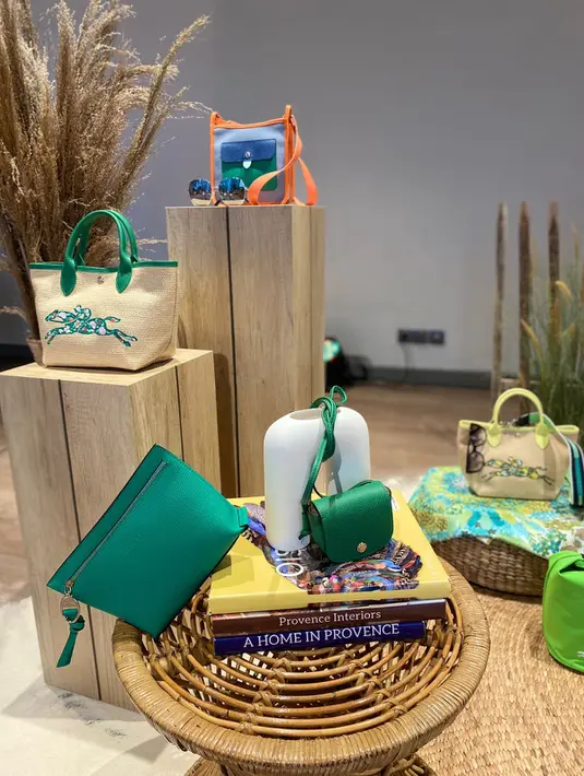 Longchamp Creative Director Sophie Delafontaine menggunakan material natural. Dari linen, cotton, hingga silk. Dikemas dalam color palette berwarna tan, dan beige yang terbingkai atraktif dengan warna hijau, kuning, pink, orange dan print foral. / Foto: Adinda Tri Wardhani - Fimela.com.