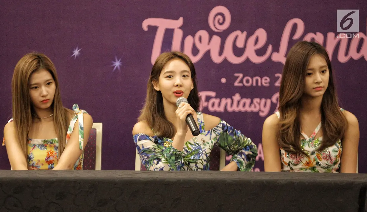 Personel TWICE memberi keterangan dalam konferensi pers di Tangerang, Banten, Jumat (24/8). TWICE akan menggelar konser yang bertajuk TWICELAND ZONE 2: Fantasy Park. (Liputan6.com/Faizal Fanani)