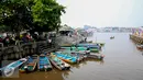 Deratan perahu sampan terparkir dipinggiran Sungai Kapuas, Pontianak, Kalimantan Barat, Sabtu (22/8/2015). Untuk sekali menyeberang dikenakan biaya sebesar Rp. 8000. (Liputan6.com/Faizal Fanani)