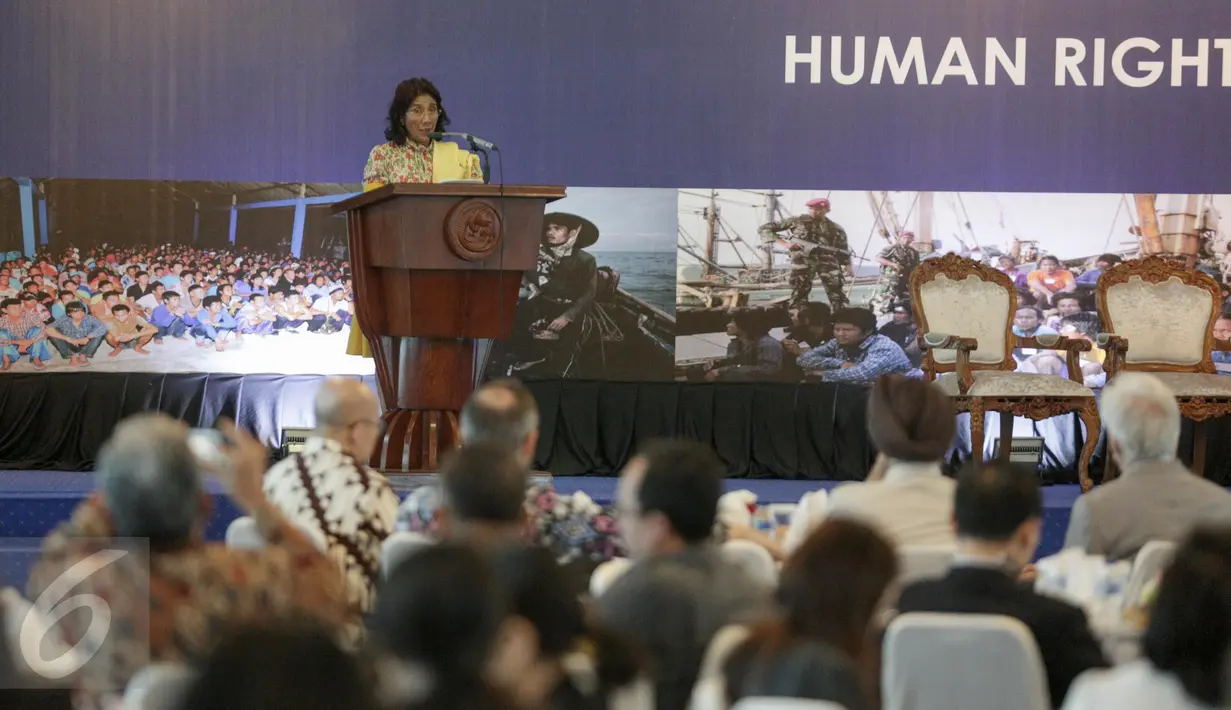 Menteri Kelautan dan Perikanan, Susi Pudjisatuti memberikan sambutan dalam Konferensi Internasional Proteksi HAM Industri Perikanan di Jakarta, Senin(27/3). Acara konferensi ini turut dihadiri oleh Menaker Hanif Dhakiri. (Liputan6.com/Faizal Fanani)