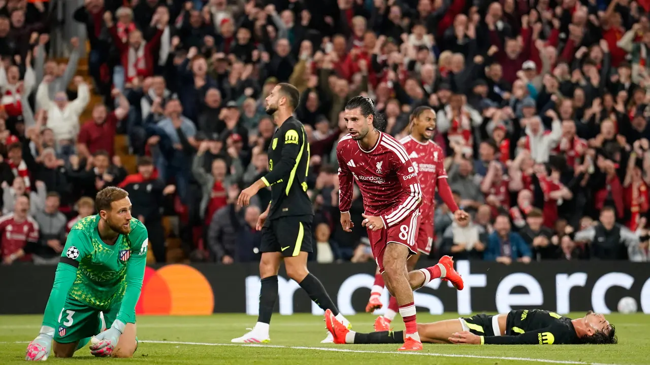 Pemain Liverpool Dominik Szoboszlai merayakan gol