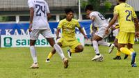 Duel Persikota Tangerang kontra Belitong FC pada laga terakhir Grup Q di Stadion Benteng Reborn, Kota Tangerang, Rabu (23/2/2022). (foto: Liputan6.com/Pramita Tristiawati)