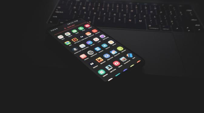 Ilustrasi HP Android. (Photo by Azamat E on Unsplash)