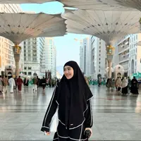 Febby Rastanty saat ini sedang menjalani ibafah umrah di Tanah Suci usai keliling Eropa. Hal itu diketahui dari unggah Febby Rastanty
