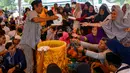 Orang-orang menunggu untuk menerima porsi makan siang pada perayaan maulid akbar Nabi Muhammad SAW di Banda Aceh, Aceh, Kamis (6/2/2020). Acara itu menyediakan 808 hidangan dari 90 desa dan instansi pemerintah dengan mengundang 25.000 tamu dari berbagai daerah. (Photo by Chaideer MAHYUDDIN / AFP)