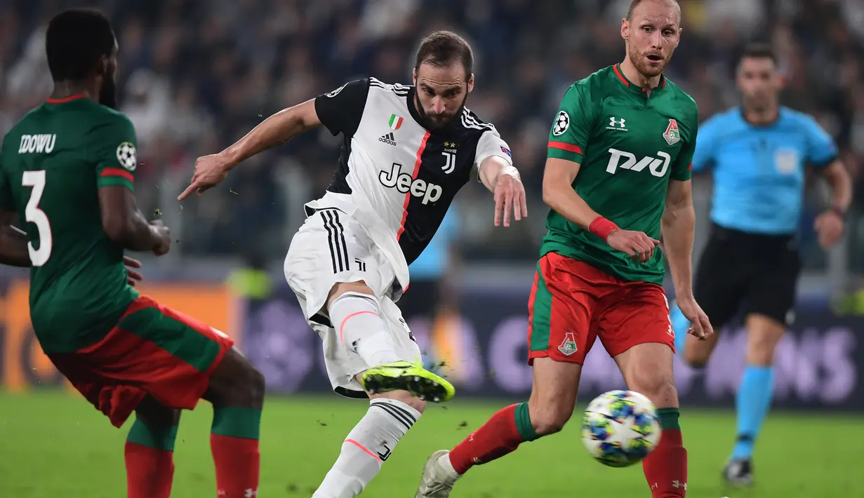 Penyerang Juventus, Gonzalo Higuain  (tengah) menendang bola dari kawalan dua pemain Lokomotiv Moscow pada pertandingan lanjutan grup D Liga Champions di Stadion Allianz, Turin, Italia (22/10/2019). menang tipis atas Lokomotiv Moscow 2-1. (Miguel Medina/AFP)