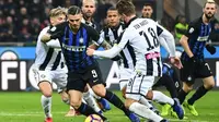 Striker Inter Milan, Mauro Icardi, berada di tengah kepungan para pemain Udinese pada laga Serie A di Stadion Giuseppe Meazza, Milan, Sabtu (15/12/2018). (AFP/Miguel Medina)