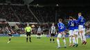 Newcastle menambah jarak skor jadi 3-1 pada menit ke-80. Kieran Trippier membubuhkan namanya di papan skor dengan tendangan bebas indah yang gagal dihentikan oleh Jordan Pickford. (AFP/Lindsey Parnaby)