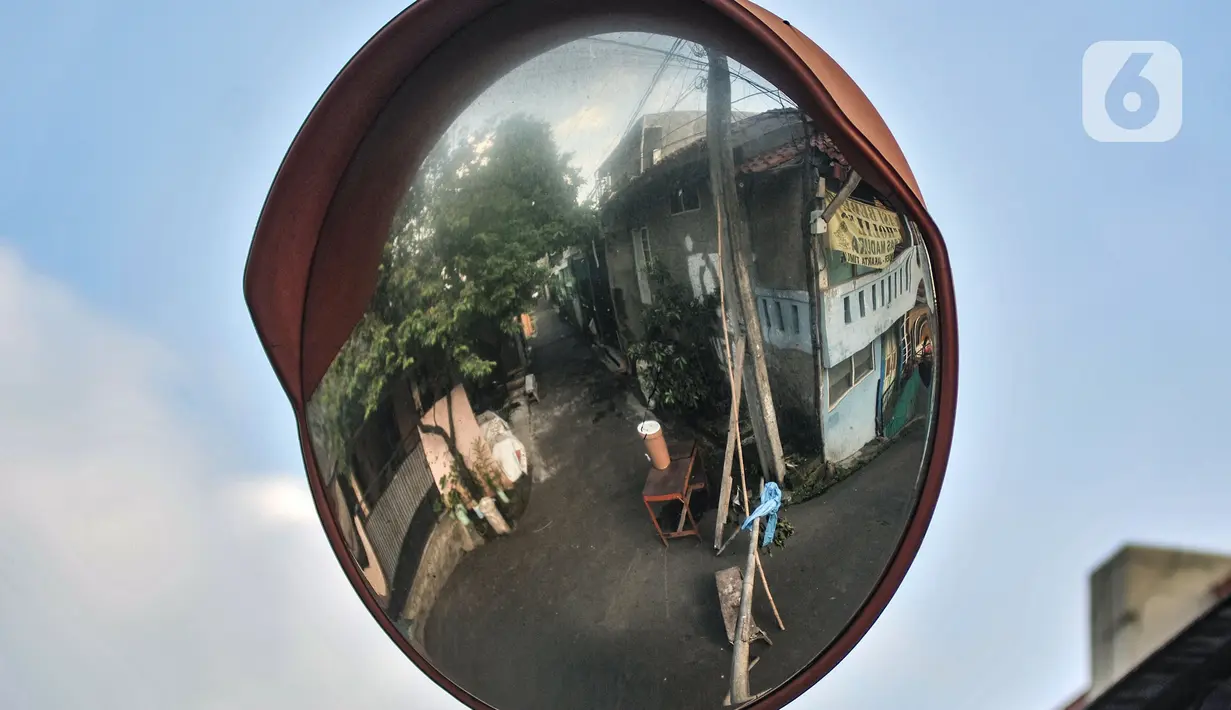 Sebuah bambu saat menutup akses permukiman warga RT 003 RW 003, Kelurahan Cilangkap, Kecamatan Cipayung, Jakarta, Selasa (25/5/2021). Sebagian besar warga yang positif Covid-19 telah dibawa ke RS Darurat Wisma Atlet dan sisanya menjalani isolasi mandiri (merdeka.com/Iqbal S Nugroho)