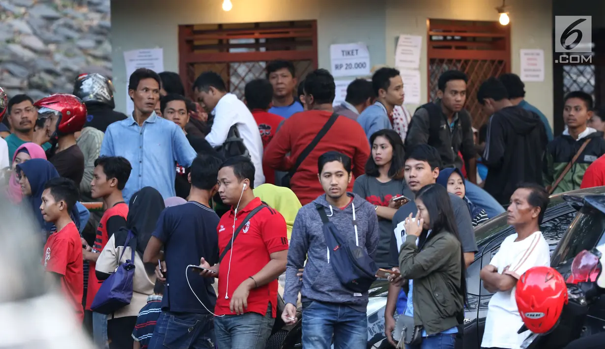 Sejumlah suporter antri di loket tiket laga semifinal Kejuaraan Voli Asia 2017 di di GOR Tri Dharma, Gresik, Senin (31/7). Tiket laga semifinal semifinal Kejuaraan Voli Asia 2017 terjual habis. (Liputan6.com/Helmi Fithriansyah)