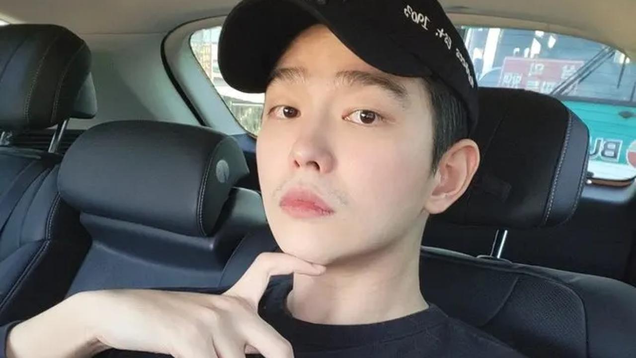2. Yoon Kyun Sang

Bintang House of Lies ini menyebut dirinya memiliki tinggi badan 191 cm. Tetapi, ketika diukur di acara Access Showbiz Tonight, tingginya ternyata 192 cm.