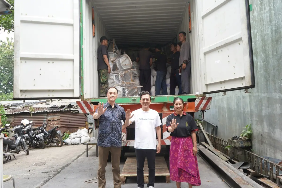 Sebanyak 19 mitra binaan UKM dari Bali, Bandung, Yogyakarta, dan Jakarta mengekspor lebih dari 3.300 produk handicraft dan kriya ke Kanada. Pelepasan bersama secara simbolik berlangsung di Bandung, Selasa (22/4/2024). (Dok LPEI)