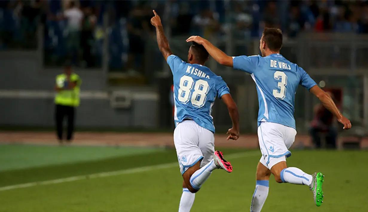 Pemain Lazio, Ricardo Kishna dan Stefan De Vrij merayakan gol ke gawang Bologna pada laga Serie A di Stadion Olimpico, Italia, Minggu (23/8/2015). Pada laga perdana itu Lazio berhasil menang 2-1. (Reuters/Alessandro Bianchi)