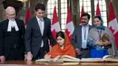 Pemenang hadiah Nobel Malala Yousafzai mengisi buku tamu saat mengunjungi Gedung Parlemen Kanada di Ottawa, Rabu (12/4). Malala Yousafzai dianugerahi status warga negara kehormatan oleh PM Kanada Justin Trudeau. (Justin Tang/The Canadian Press via AP)