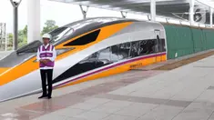 Presiden Joko Widodo atau Jokowi meninjau proyek Kereta Cepat Jakarta-Bandung di Stasiun Tegalluar, Bandung, Jawa Barat, (13/10/2022). Progres pembangunan proyek Kereta Cepat Jakarta-Bandung telah mencapai 88,8 persen. (Liputan6.com/Herman Zakharia)