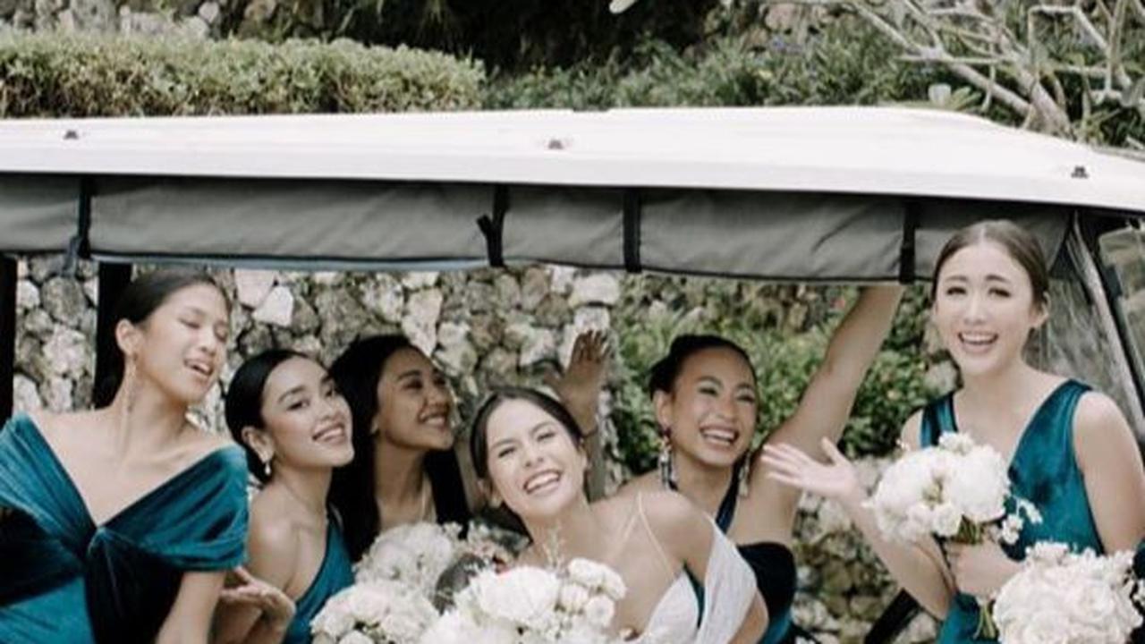 Gaun Pengiring Pengantin Berwarna Hijau Velvet pada Pernikahan Maudy Ayunda <br>