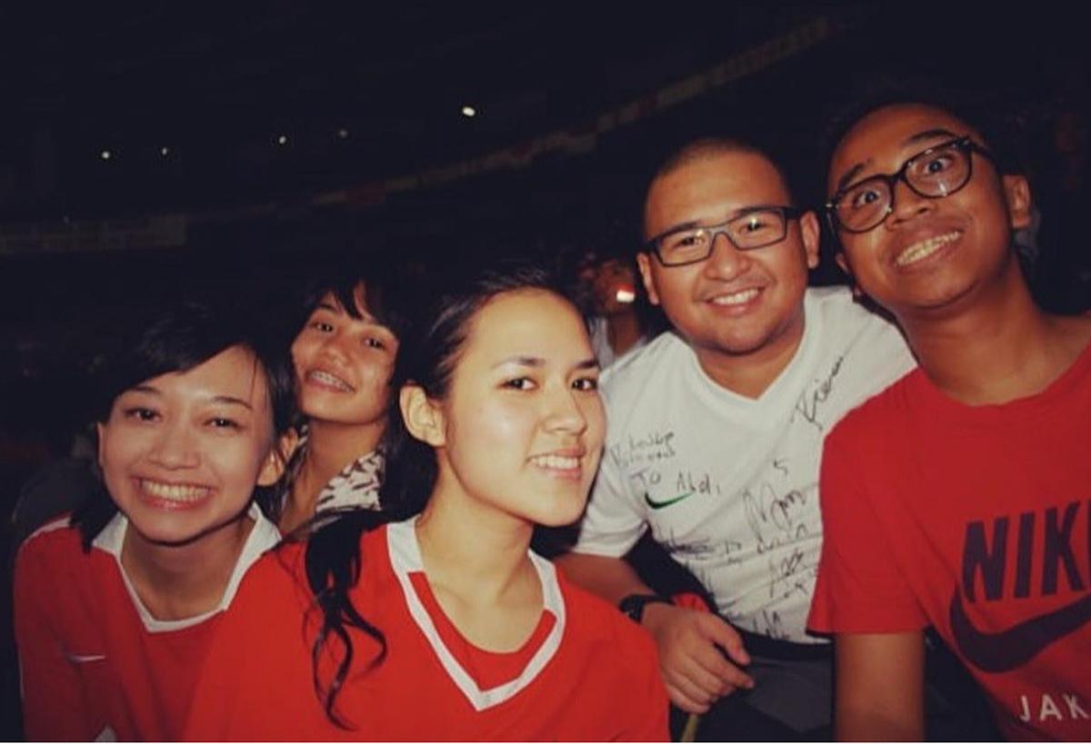 Foto Jadul Raisa Nonton Timnas Indonesia di Stadion