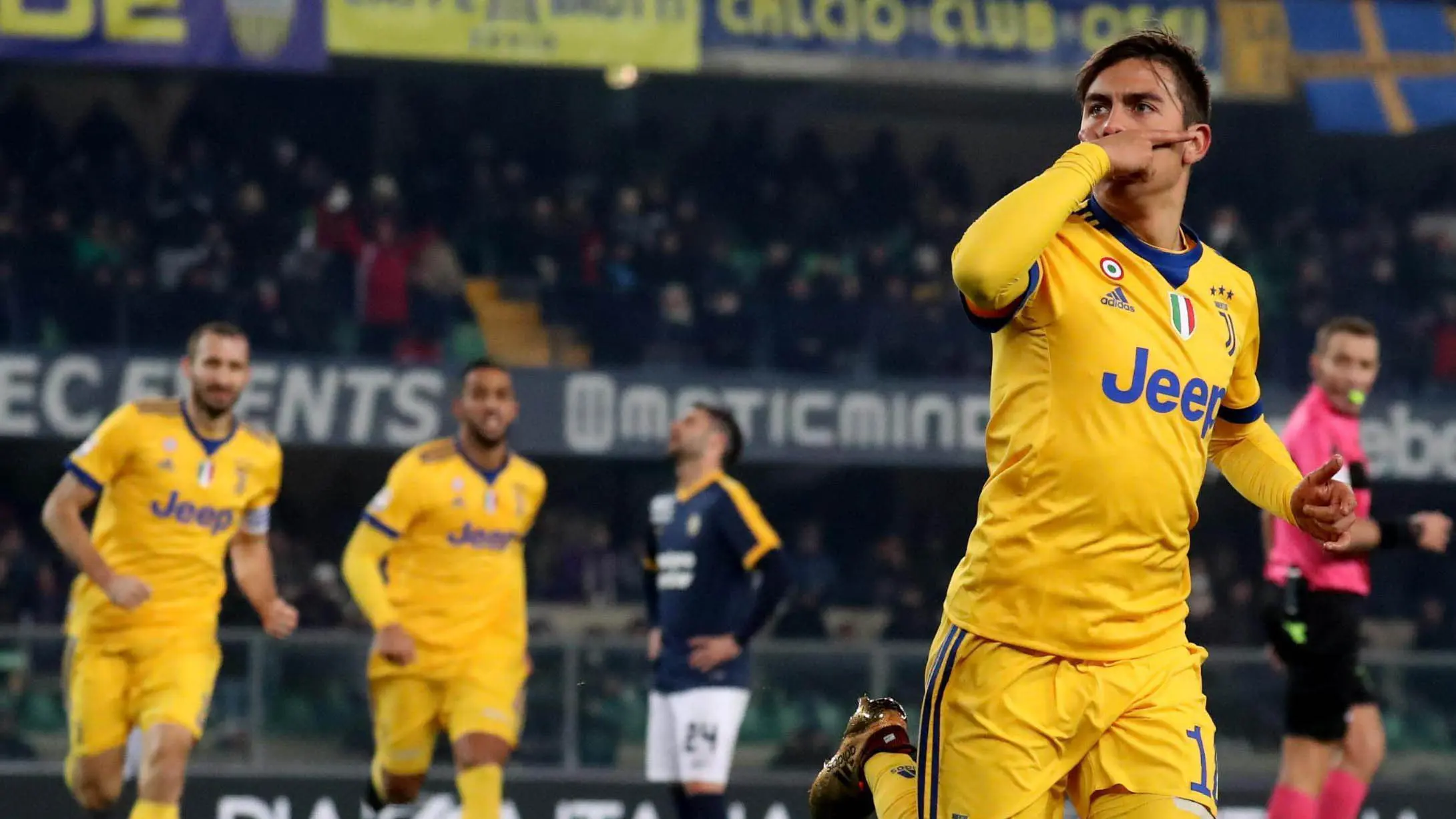 Striker Juventus, Paulo Dybala, melakukan selebrasi usai mencetak gol ke gawang Hellas Verona pada laga Serie A, Italia, di Stadion Marc'Antonio Bentegodi, Sabtu,(30/12/2017). Juventus menang 3-1 atas Hellas Verona. (AP/Filippo Venezia)