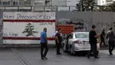 Pengemudi taksi memblokir jalan selama aksi protes di Martyrs' Square, di Beirut, Lebanon, Selasa (30/11/2021). Mereka memprotes kenaikan harga bensin, barang-barang konsumsi dan jatuhnya mata uang pound Lebanon. (AP Photo/Bilal Hussein)