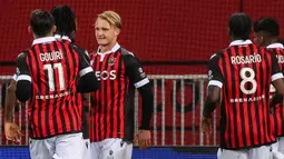 Selebrasi striker OGC Nice, Kasper Dolberg (tengah) bersama rekan-rekannya setelah mencetak gol ke gawang Nnates pada laga Liga Prancis 2021/2022 di Allianz Riviera Stadium, Nice (14/1/2022). Kasper Dolberg hingga kini menjadi pemain termahal yang dijual Ajax ke Ligue 1 di Liga Prancis. Pemain asal Denmark ini dipinang OGC Nice pada awal musim 2019/2020 dengan mahar senilai 20,5 juta euro atau setara Rp336 miliar. (AFP/Valery Hache)