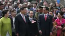Presiden RI Joko Widodo (kedua kanan) berbincang dengan Presiden Tiongkok Xi Jinping saat berjalan bersama para kepala negara dari Asia dan Afrika menuju Gedung Merdeka saat peringatan KAA di Bandung, Jumat (24/4/2015). (Liputan6.com/Herman Zakharia)