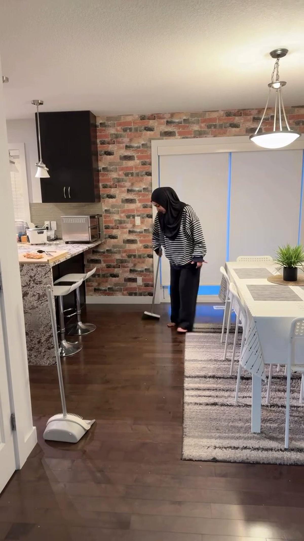 8 Potret Dapur Rumah Tengku Firmansyah dan Cindy Fatikasari di Kanada, Tampak Cozy - Bernuansa Monokrom