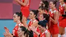 Para pemain Turki bertepuk tangan setelah timnya kalah dari Korea Selatan dalam pertandingan perempat final bola voli putri di Olimpiade Musim Panas 2020 di Tokyo, Jepang, Rabu (4/8/2021). (AFP/Pedro Pardo)